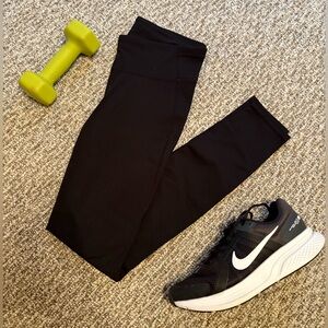 GapFit Women's Black gfast Leggings — Size M